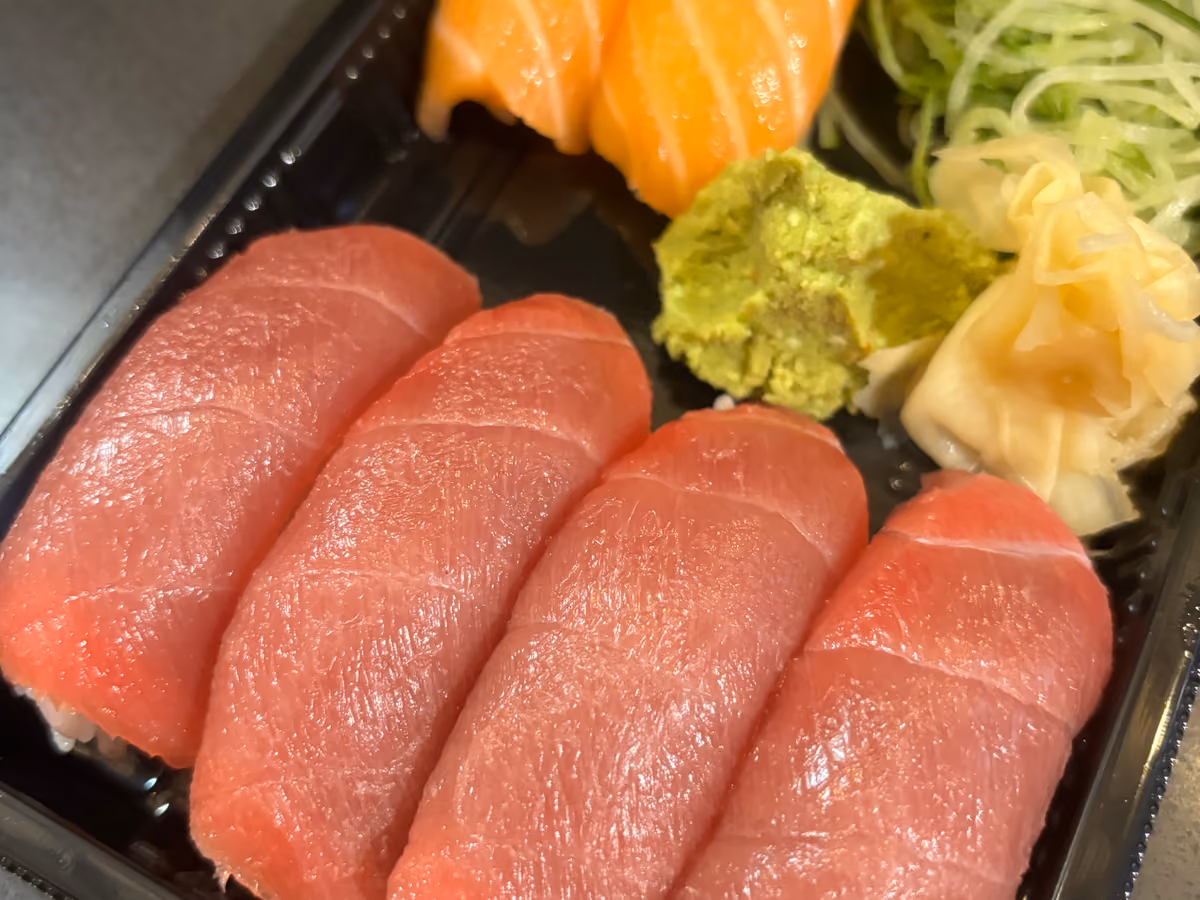 Nigiri de atún rojo y salmón en caja para reparto en Hito
