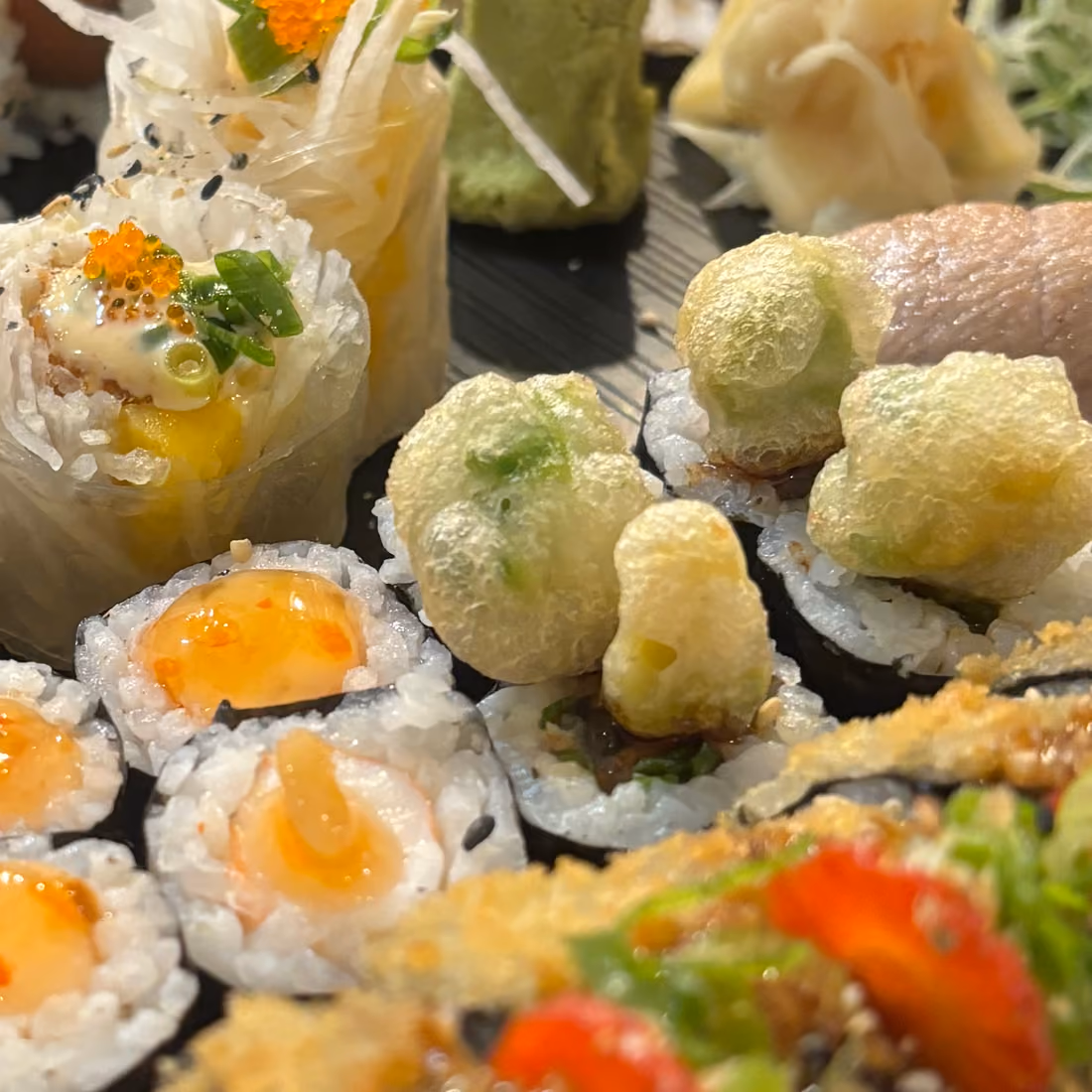 Uramaki Palma Roll con langostino furai y aguacate, cortado y emplatado en Hito