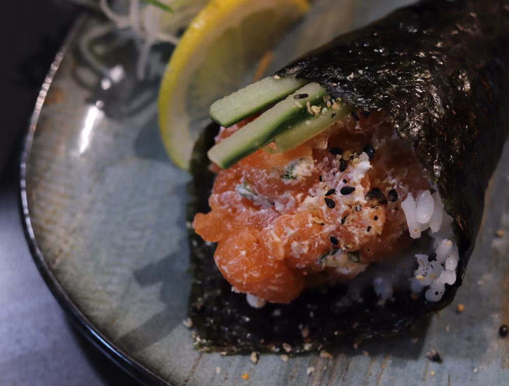 Un temaki Sake de salmón, aguacate y queso crema en Hito