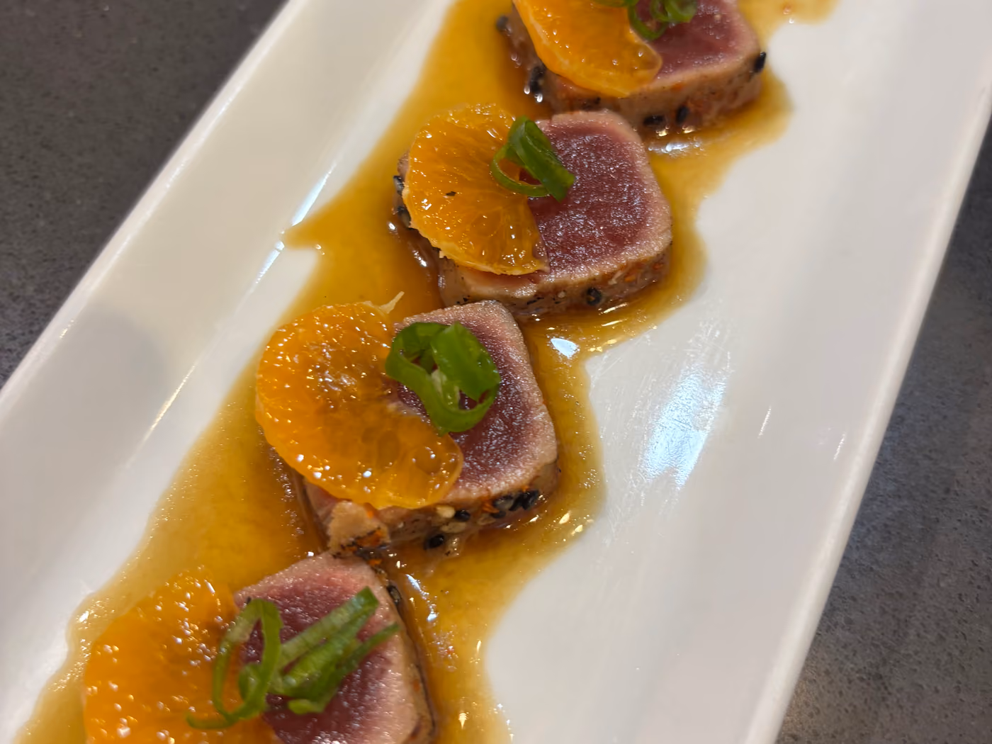 Maguro No Tataki - atún rojo sellado con salsa taré - terminado en la barra de Hito
