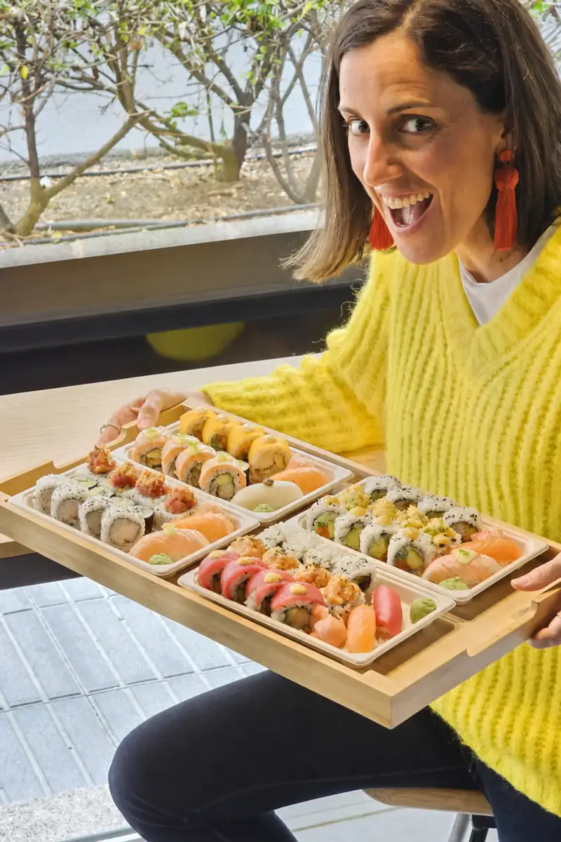 Bandejas de maki, uramaki y nigiri preparadas para reparto en Hito